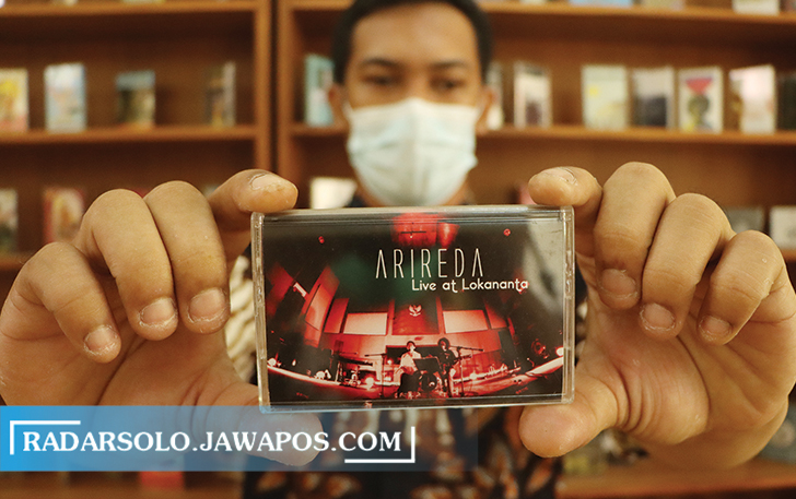AKANKAH KEMBALI JAYA: Salah satu kaset yang melalui proses rekaman dan di produksi di Lokananta. (M. IHSAN/RADAR SOLO)