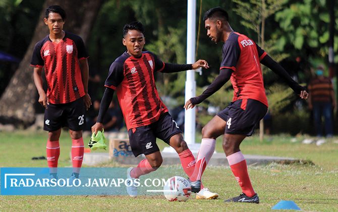 Dua penggawa Persis Solo Andre Putra (kanan) berebut bola dengan Irfan Afghoni saat berlatih di lapangan Klumprit, untuk persiapan Liga 2 2020.