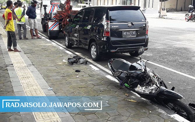 Toyota Avanza hitam yang menabrak tiga sepeda motor di Jalan Lawu.