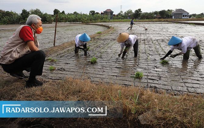 Gubernur Ganjar Pranowo berbincang dengan petani di Klaten, kemarin (11/11).