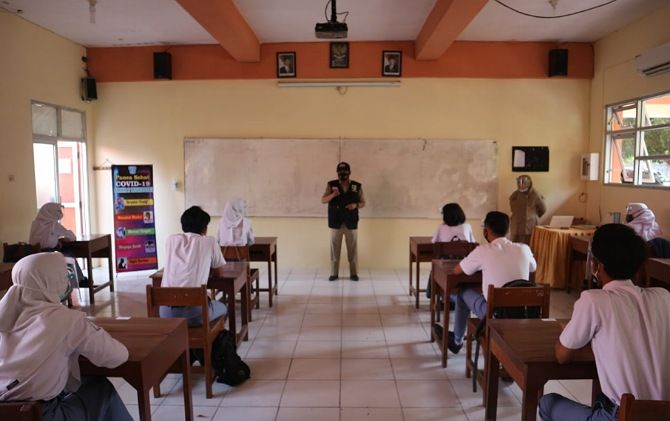 Kepala Dinkes Wonogiri Adhi Dharma saat melakukan edukasi siswa di SMAN 2 Wonogiri terkait penerapan protokol kesehatan, Senin (9/11) lalu.