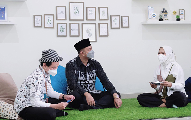 SOSIALISASI: Ketua DPRD Klaten Hamenang Wajar Ismoyo saat menjadi narasumber talk show terkait stop rokok ilegal yang diselenggarakan oleh Diskominfo (Dokumentasi Diskominfo)