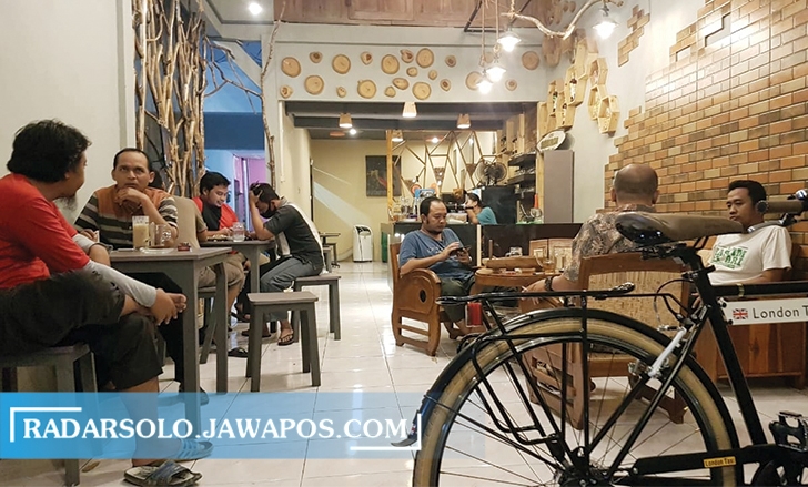 MINUMAN KESEHATAN: Toko jamu milik Setyo Ebnu Saleh di Sukoharjo kota yang menjual berbagai varian jamu dengan cara penyajian yang lebih kekinian. (IWAN KAWUL/RADAR SOLO)