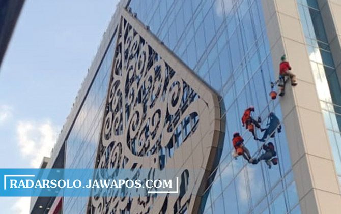 Tiga petugas sedang membersihkan Gedung Menara Wijaya di kompleks Pemkab Sukoharjo, kemarin (10/9).