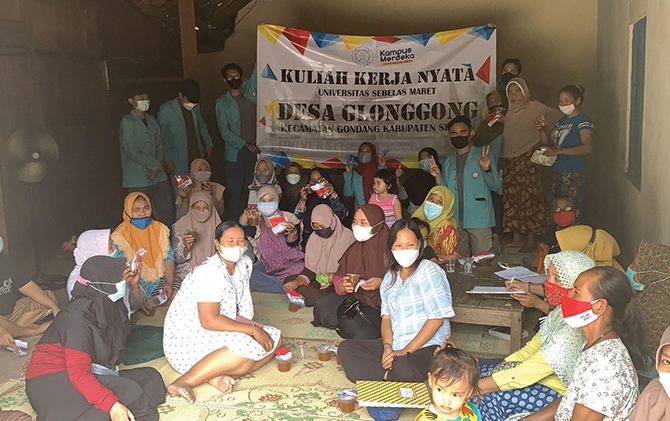 Mahasiswa KKN UNS 2021 melakukan pelatihan pembuatan jamu sesuai ramuan Kemenkes dengan ibu-ibu Dusun Jetis, Desa Glonggong.