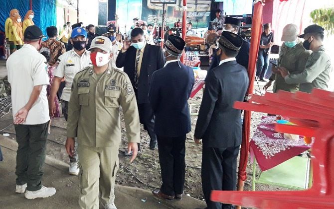 Satpol PP tegur acara hajatan di Kecamatan Karangpandan, pekan lalu.