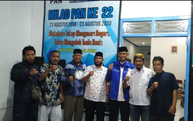 KOMPAK :Kader dan Pengurus DPD PAN foto bersama Harjanto