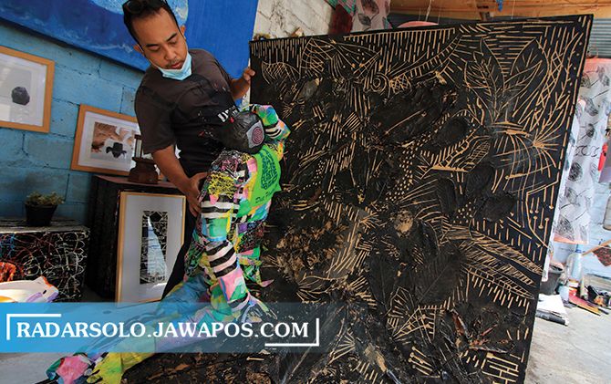 Sigit Purnomo Adi perlihatkan lukisan cetak relief di rumahnya di Desa Sapen, Mojolaban, kemarin (6/10).