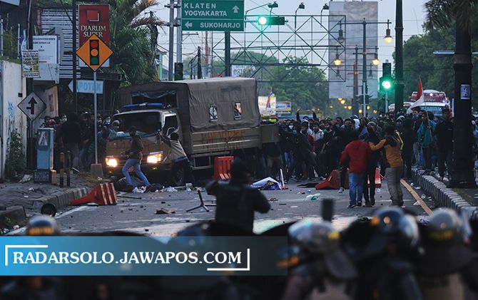 Kericuhan yang sempat terjadi antara peserta aksi dan aparat keamanan dalam demo tolak UU Cipta Kerja di simpang tiga Kartasura, Kamis (8/10).