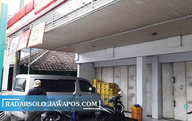 Minimarket di jalan Solo-Sragen KM 11 di Dusun Kemiri, Desa Kramat, Kebakramat, Karanganyar tutup usai disatroni dua perampok bersenjata, Kamis dini hari (17/12).