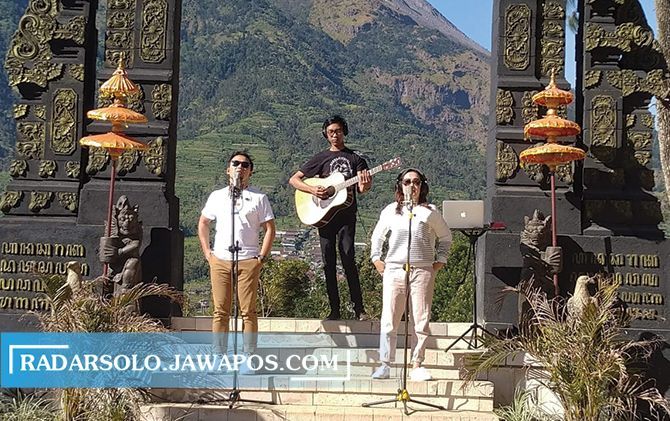 PEMANDANGAN Pengambilan salah satu lagu yang dibuat Rima Kusuma dan Widi Nugroho di Lereng Merapi