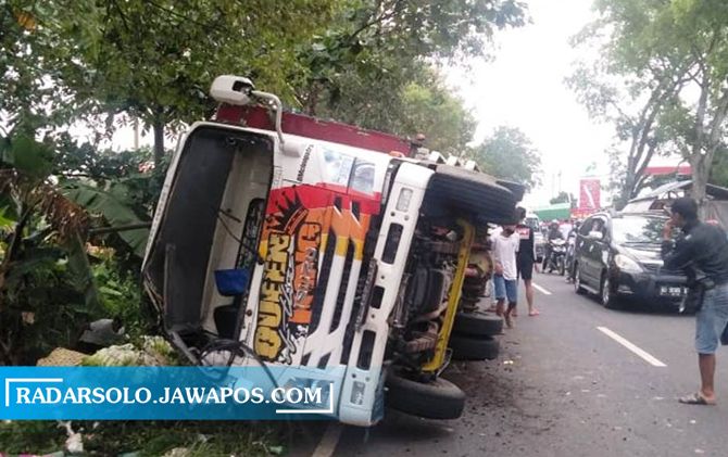 Truk pengangkut sayur yang tergelimpang di Jalan Karanganyar-Tawangmangu, Kamis (21/1) sore.
