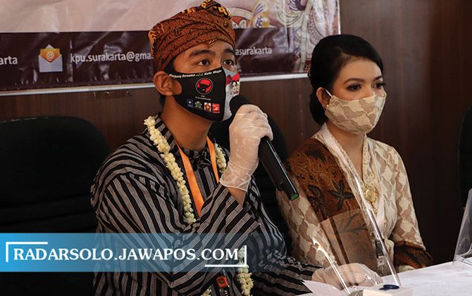 Cawali Solo Gibran Rakabuming Raka didampingi istri saat pendaftaran di KPU Solo, beberapa waktu lalu.