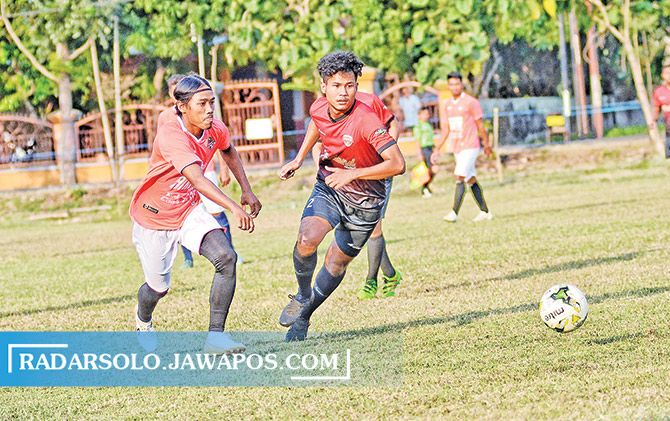 Gelandang Persis Solo Irfan Afghoni (kiri) saat membela Karanganyar All Star, mengawal pergerakan penggawa Magelang All Star Bagas Kaffa dalam sebuah laga amal di Lapangan Jati, Juli lalu.