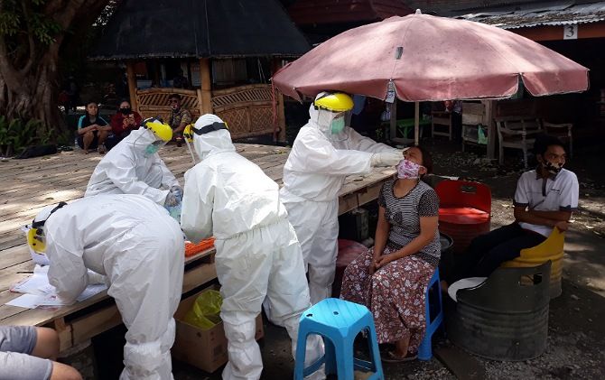 Random swab test di kawasan Umbul Manten, Desa Sidowayah, Kecamatan Polanharjo.