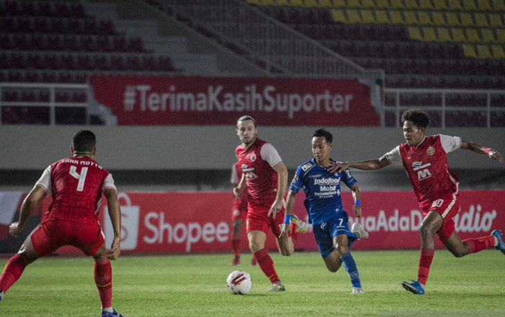 Pemain Persib Bandung Beckham Putra (kedua kanan) berusaha melewati pemain Persija Jakarta Baif Fatari (kanan) dan Marc Klok (ketiga kanan) pada pertandingan leg dua Final Piala Menpora di Stadion Manahan, Solo, Jawa Tengah, Minggu (25/4). (ANTARA)