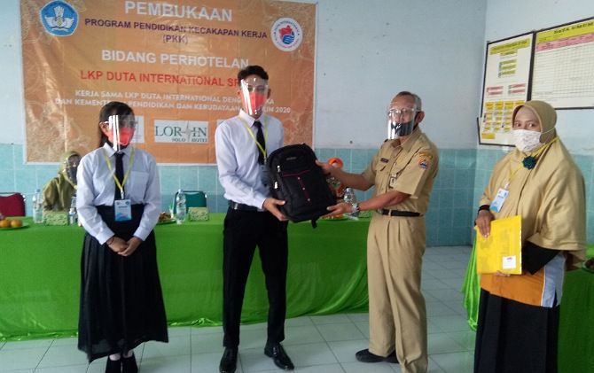 Pemberian fasilitas pelatihan kepada peserta PKK LKP Duta International Sragen.&nbsp;