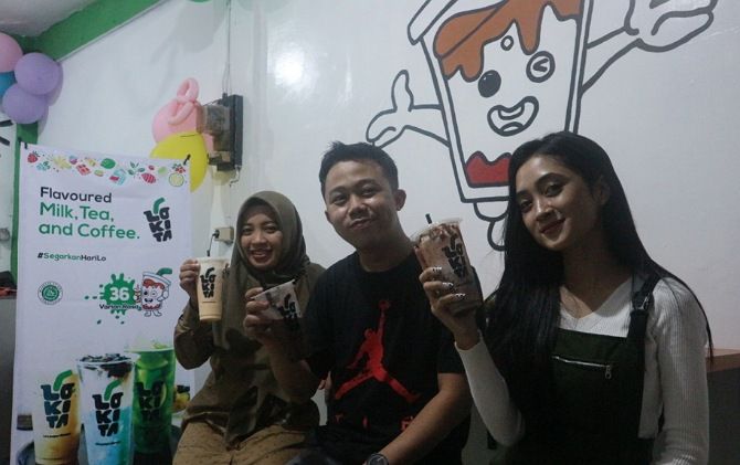 LAUNCHING: Founder Lokita Indonesia Nury Pujiati Asturik (kiri) bersama pelanggan di salah satu gerai Lokita Indonesia di Kelurahan Giritirto, Kecamatan Wonogiri Kota Jumat (11/12) lalu.
