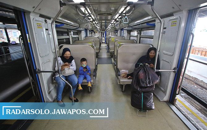 Penumpang KA tertib mengenakan masker di Stasiun Solo Balapan, Selasa (27/10).