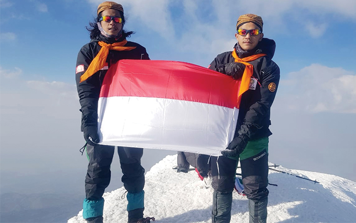TEKAD KUAT: Mahasiswa UIN Raden Mas Said Surakarta Muhammad Bahrudin (kanan) dan Aan Rohmad Safrudin (kiri) kibarkan bendera Merah Putih di Gunung Ararat, Turki. (ISTIMEWA)