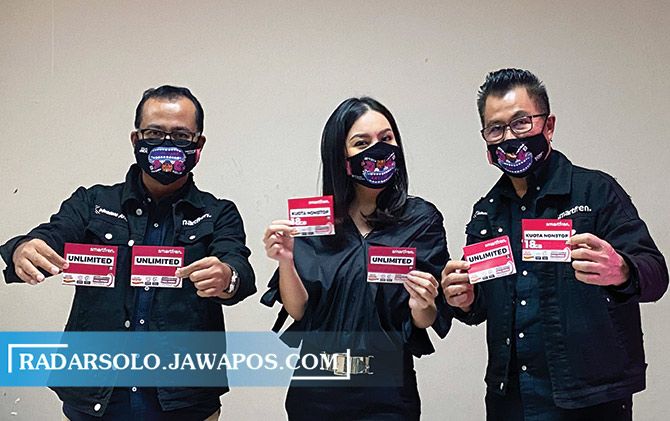 Deputy CEO Mobility Smartfren Sukaca Purwokardjono dan Deputy CEO Smartfren Djoko Tata Ibrahim meluncurkan Extra Unlimited Malam.