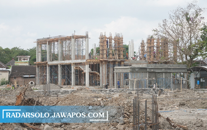 DIKEBUT: Pekerja menyelesaikan pembangunan Mall Pelayanan Publik Klaten, kemarin. Nilai kontrak tahap pertama pembangunan MPP ini sekitar Rp 7,2 miliar. (ANGGA PURENDA/RADAR SOLO)