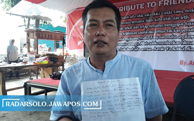 Aris Prabowo menunjukkan tulisan tangannya terkait ungkapan isi hatinya untuk pendukungnya.&nbsp;