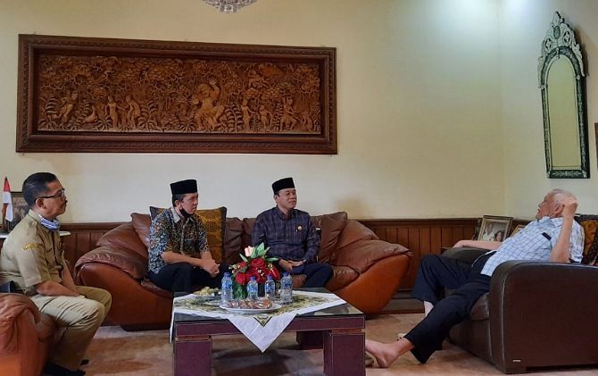 Unsur pimpinan DPRD Kabupaten Karanganyar saat anjangsana ke kediaman mantan ketua DPP PDIP Gunawan Wirosaroyo.