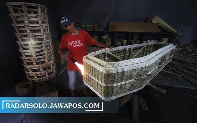 Peti mati berbahan bakar rotan produksi Trangsan, Gatak, Sukoharjo, ini tembus pasar luar negeri.