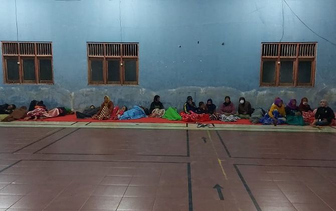 Sejumlah warga, terutama lansia, anak-anak, dan ibu hamil asal Desa Tegalmulyo tidur malam di barak pengungsian.