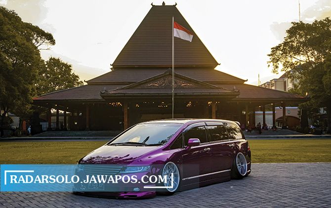 SERBAUNGU: Honda Odyssey RB1 keluaran 2007 milik Hanief Nur Ahsany mejeng di Balai Kota Surakarta.