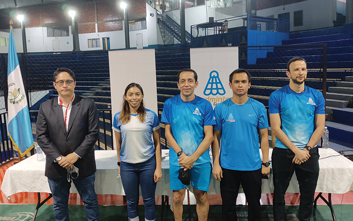 MEMBANGGAKAN: Atlet bulutangkis Guatemala Kevin Cordon (kanan) bersama pelatihnya Muamar Qadafi (dua dari kanan), yang ikut serta di Olimpiade Tokyo 2021. (KOMITE OLIMPIADE GUATEMALA)