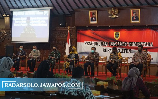 Bupati Klaten dan Forkompimda mengikuti acara pengukuhan Pjs bupati secara virtual di Pendapa Pemkab Klaten.