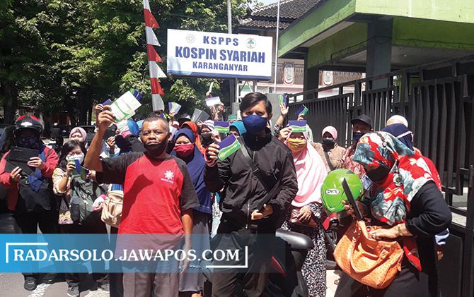 Sejumlah nasabah saat mendatangi kantor Kospin Syariah Karanganyar, Selasa (17/11).