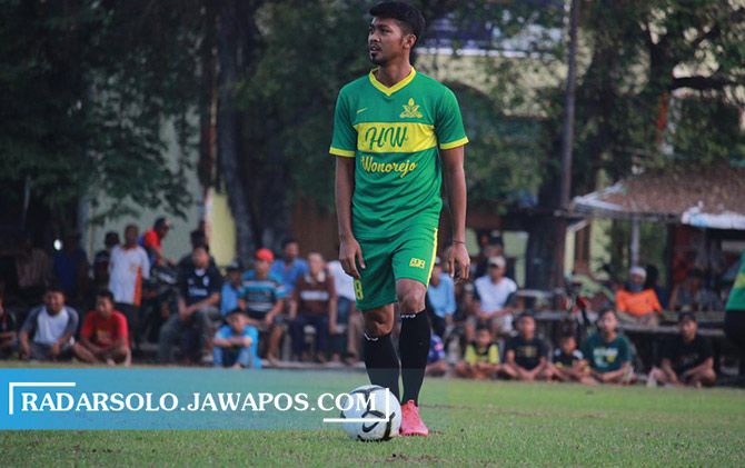 bintang Persis Solo M. Isa saat membela PS HW Wonorejo melawan Puma Klumprit di Lapangan HW Wonorejo di sebuah ajang tarkam.