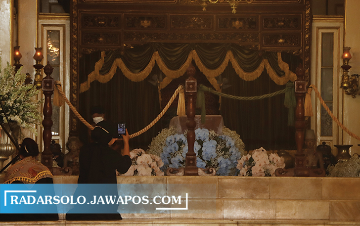 SUGENG TINDAK: Ndalem Ageng Pura Mangkunegaran tempat jenazah MN IX disemayamkan, Sabtu (14/8). Hari ini, Minggu (15/8), raja yang dikenal tegas dan penyayang itu dimakamkan di Astana Girilayu, Matesih, Karanganyar. (M. IHSAN/RADAR SOLO)