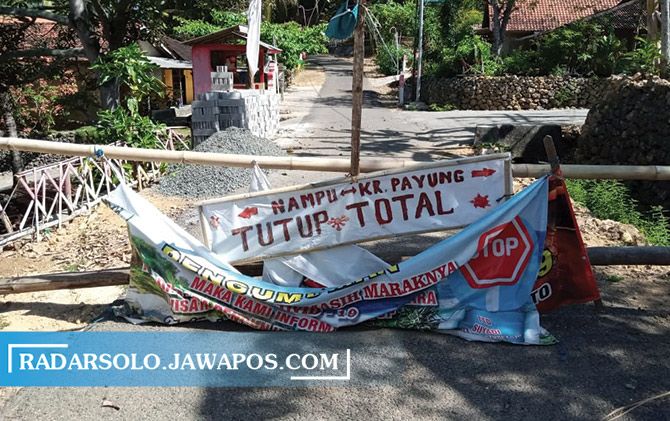 Akses menuju Pantai Nampu dan Karangpayung di Kecamatan Paranggupito masih ditutup, kemarin.