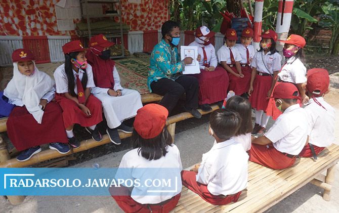 Siswa SD di Desa Krakitan, Kecamatan Bayat saat menyimak pemberian materi  pembelajaran Pancasila di salah satu pos ronda setempat.