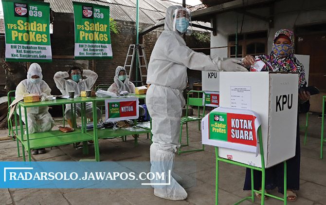 TPS 039 Dukuhan, Nayu, Banjarsari, Solo mengangkat tema TPS Sadar Prokes, semua petugas mengenakan hazmat untuk menjamin kenyamanan dan keamanan pemilih agar lebih antusias datang ke TPS.