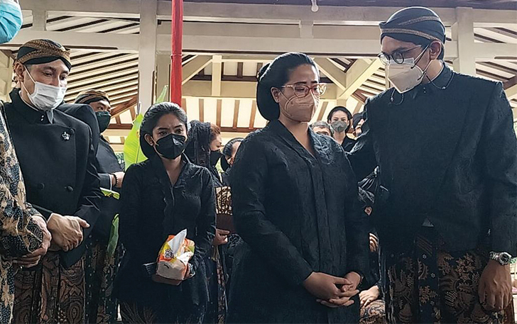 BERDUKA: GPH Paundarkarna Sukmaputra Jiwanegara (kiri) dan GPH Bhre Cakrahutomo Wira Sudjiwo (kanan) saat pemakaman KGPAA Mangkunegara IX di Astana Girilayu, Karanganyar, Minggu (15/8/2021). (ISTIMEWA)