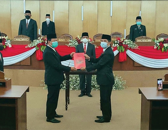 PEJABAT BARU: Prosesi pelantikan Ketua DPRD Boyolali  pengganti antar waktu (PAW) Marsono (kanan), resmi dilakukan pada Kamis (12/8) melalui sidang paripurna istimewa. (RAGIL LISTIYO/RADAR SOLO)