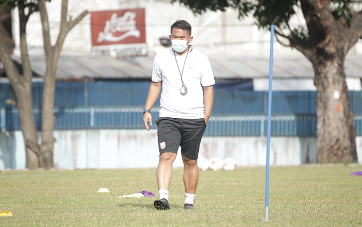 TEBAR ILMU: Coach Haryanto “Tommy” Prasetyo saat memberikan pelatihan kepada pemain Persis Solo, belum lama ini. (OFISIAL PERSIS SOLO)