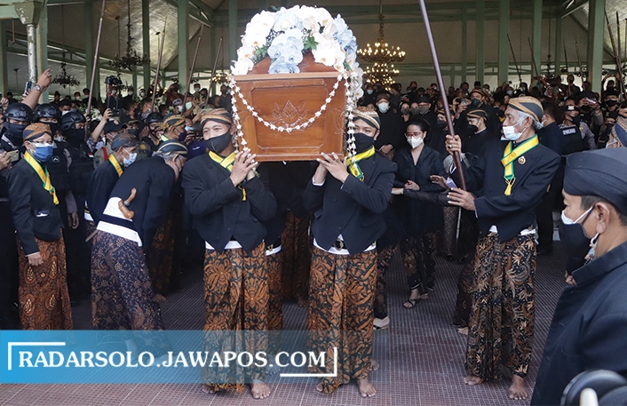 BROBOSAN: Proses pemakaman KGPAA Mangkunegara IX dengan menggunakan adat Jawa dan diiringi dengan Gending Jawa. (M. IHSAN/RADAR SOLO)