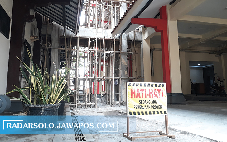 MULTIFUNGSI: Doorlop atau koridor antar gedung DPRD Klaten yang masih dalam proses pembangunan. (ANGGA PURENDRA/RADAR SOLO)