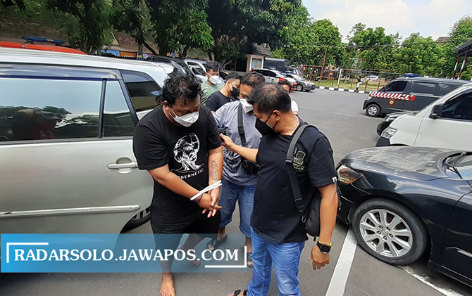 Pelaku pemerasan kepala dinas di Pemkot Solo digelendang petugas kepolisian. (ANTONIUS/RADAR SOLO)
