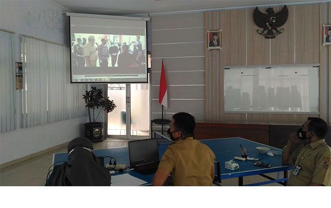 Jajaran Kesbangpol Boyolali teliti video simulasi panduan hajatan di kantor setempat, Senin (2/11).
