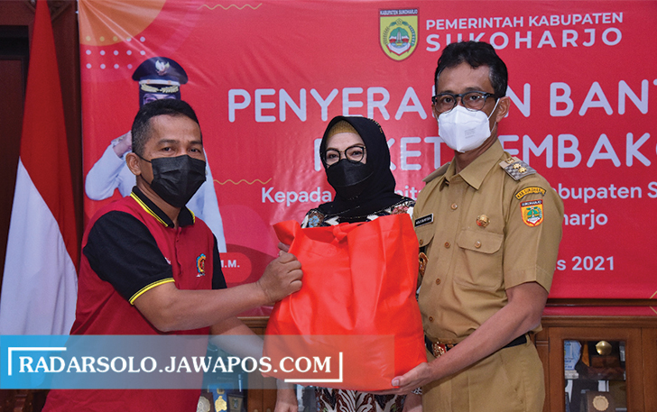 GOTONG ROYONG: Bupati Etik Suryani dan Wabup Agus Santosa serahkan paket bantuan di lobi ruang kerja bupati, Selasa (3/8) kemarin. (IWAN KAWUL/RADAR SOLO)