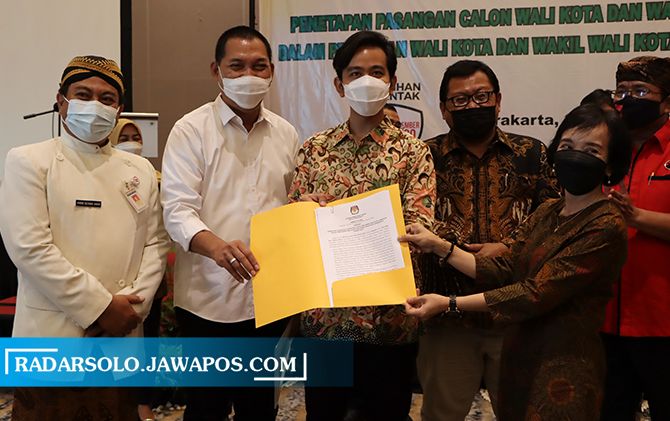 Pasangan Gibran Rakabuming Raka-Teguh Prakosa resmi ditetapkan wali kota-wakil wali kota terpilih, Kamis (21/1).