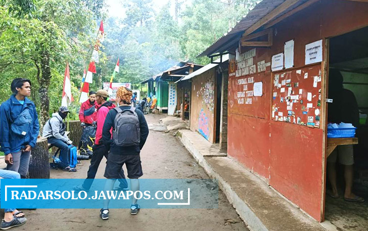 BUTUH FISIK PRIMA: Aktivitas dipos pendakian Gunung Lawu belum lama ini. (RUDI HARTONO/RADAR SOLO)