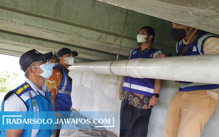 PEMELIHARAAN: Tim peneliti dari UGM memeriksa kondisi struktur jembatan perlintasan tol Solo-Ngawi. (JSN FOR RADAR SOLO)